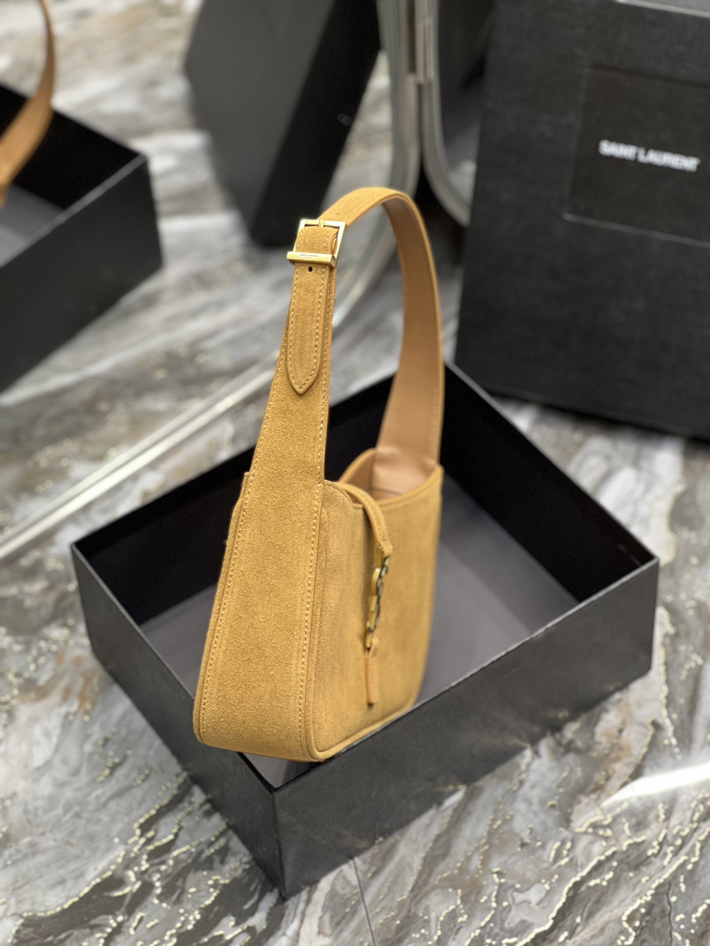 생로랑 LE 5 A 7 스웨이드 시어링 호보백 브라운