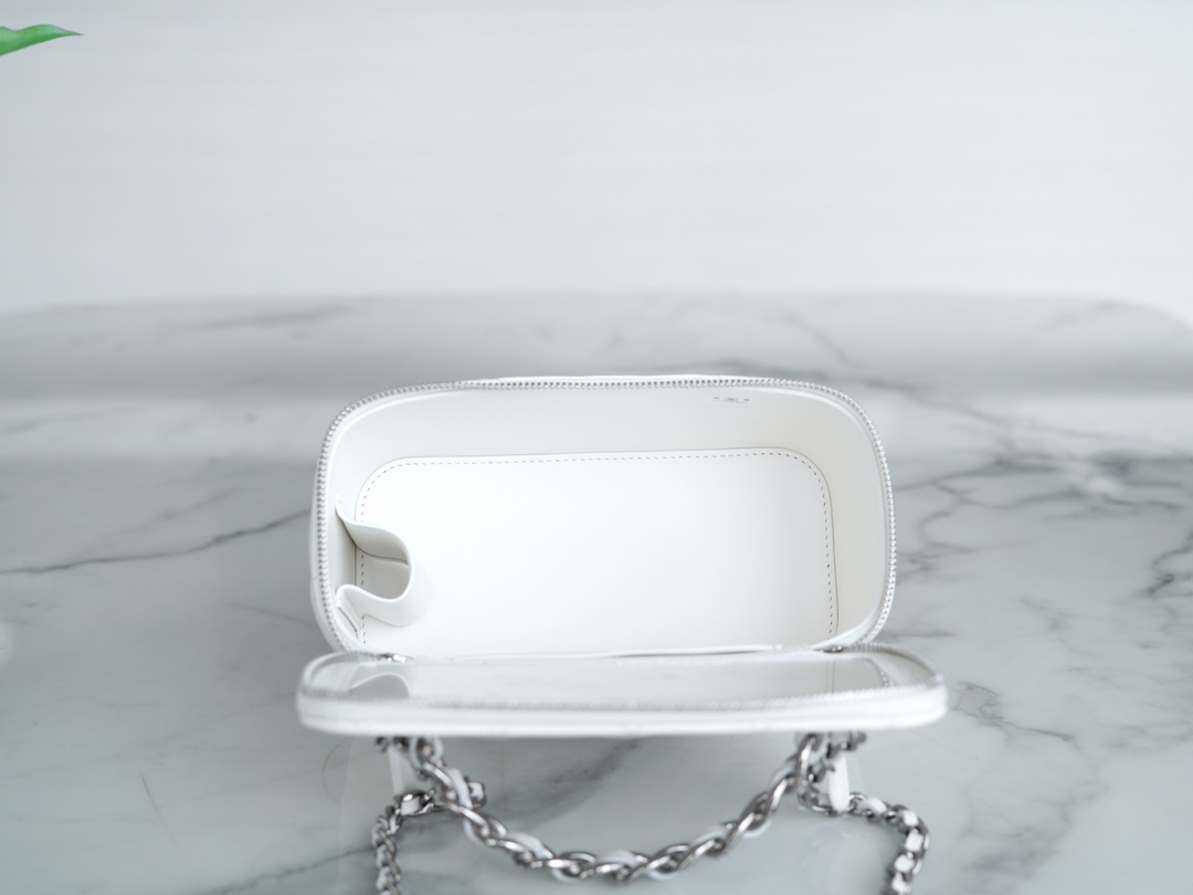 샤넬 탑핸들 스몰 베니티백 화이트 은장