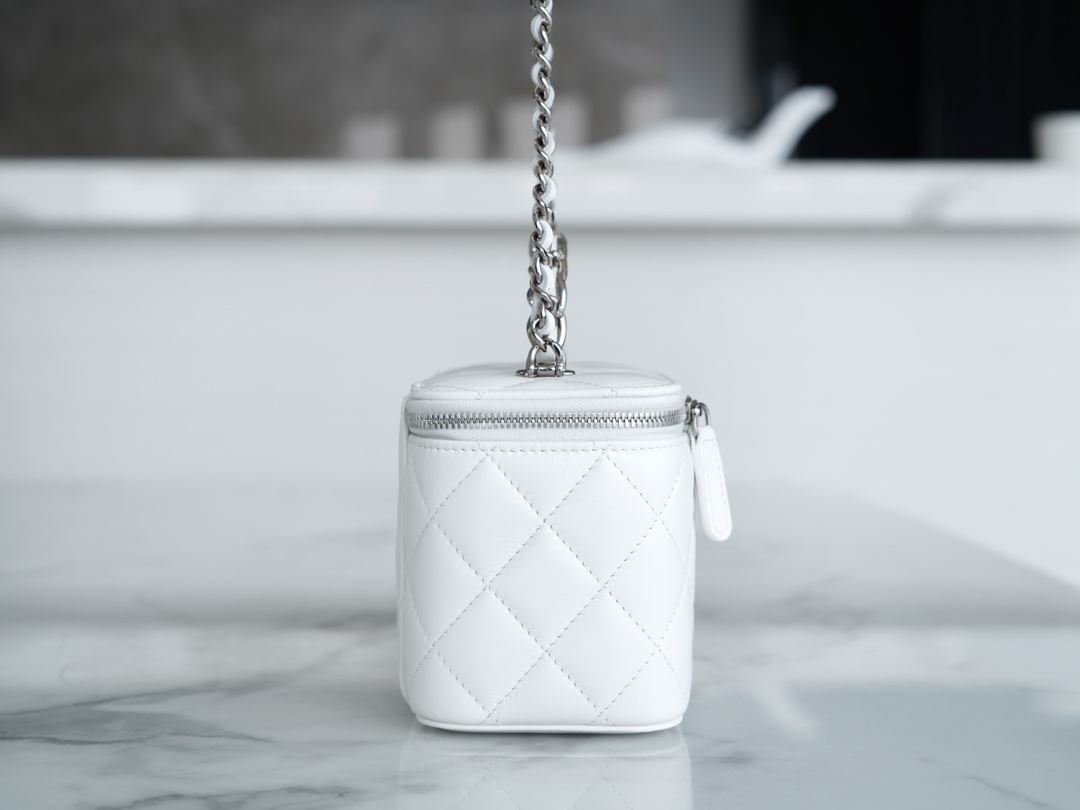 샤넬 탑핸들 스몰 베니티백 화이트 은장