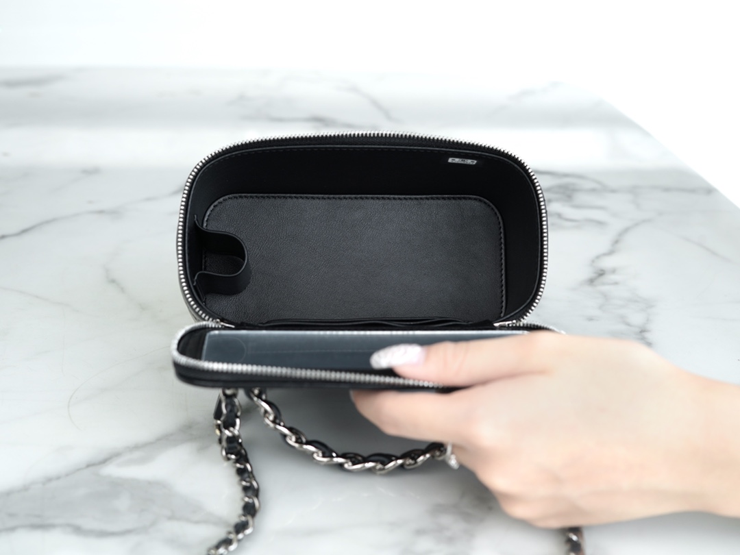 샤넬 탑핸들 스몰 베니티백 블랙 은장