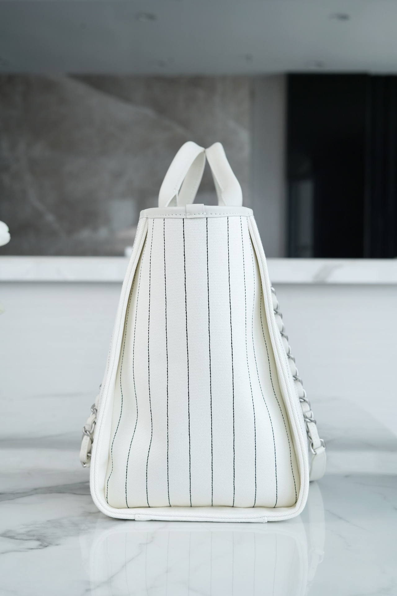 샤넬 맥시 쇼핑백 화이트