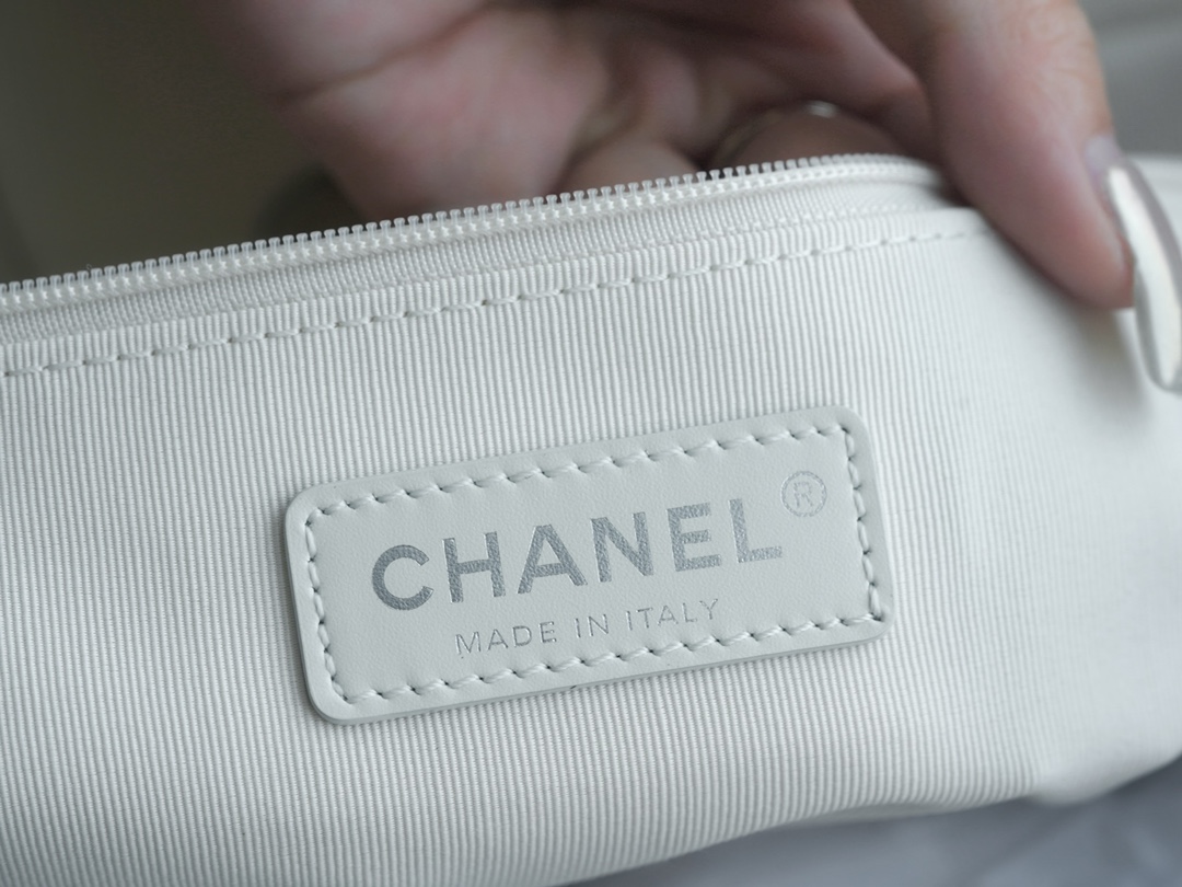 샤넬 맥시 쇼핑백 화이트