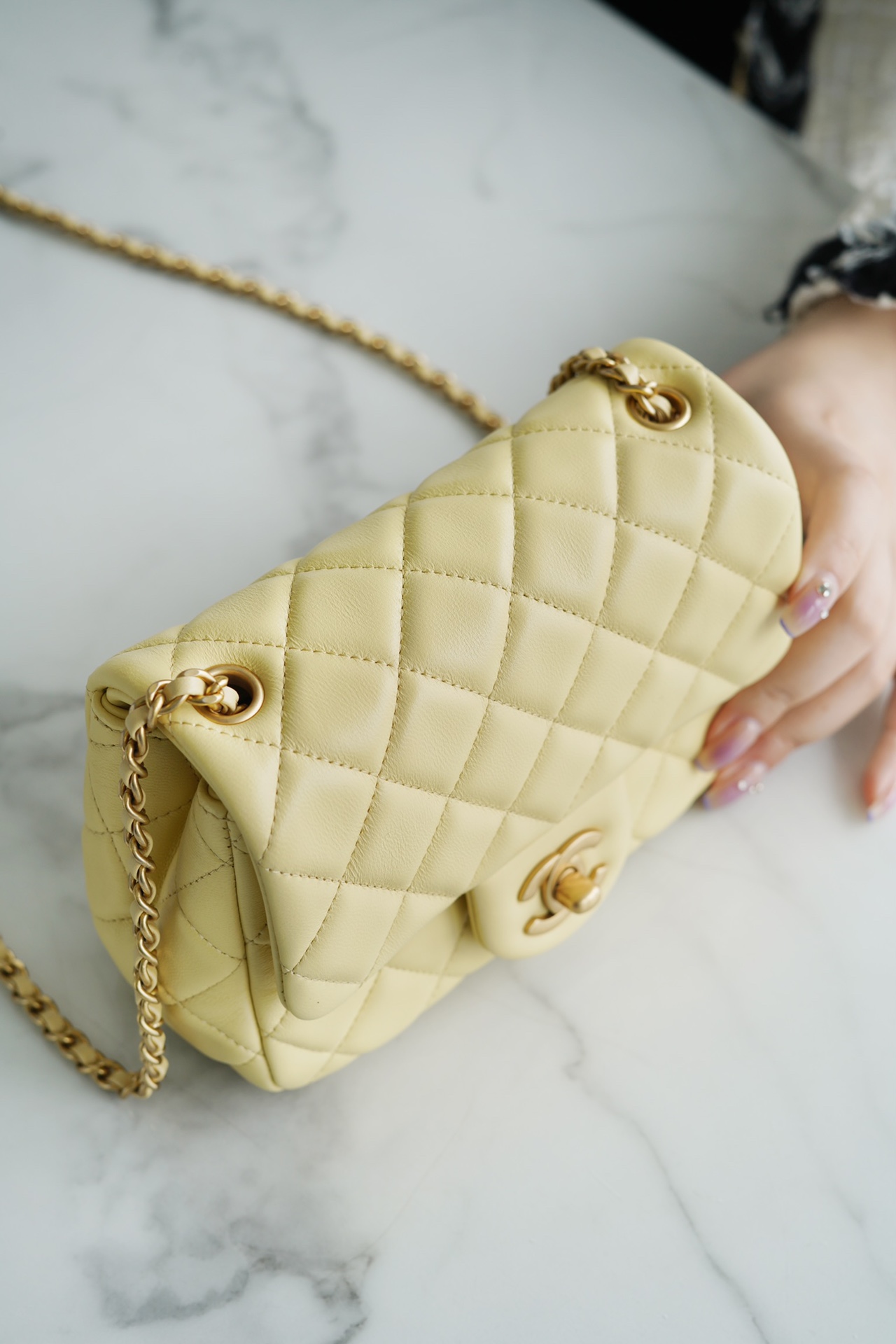 샤넬 쁘띠삭 골드볼 플랩백 뉴미니 옐로우