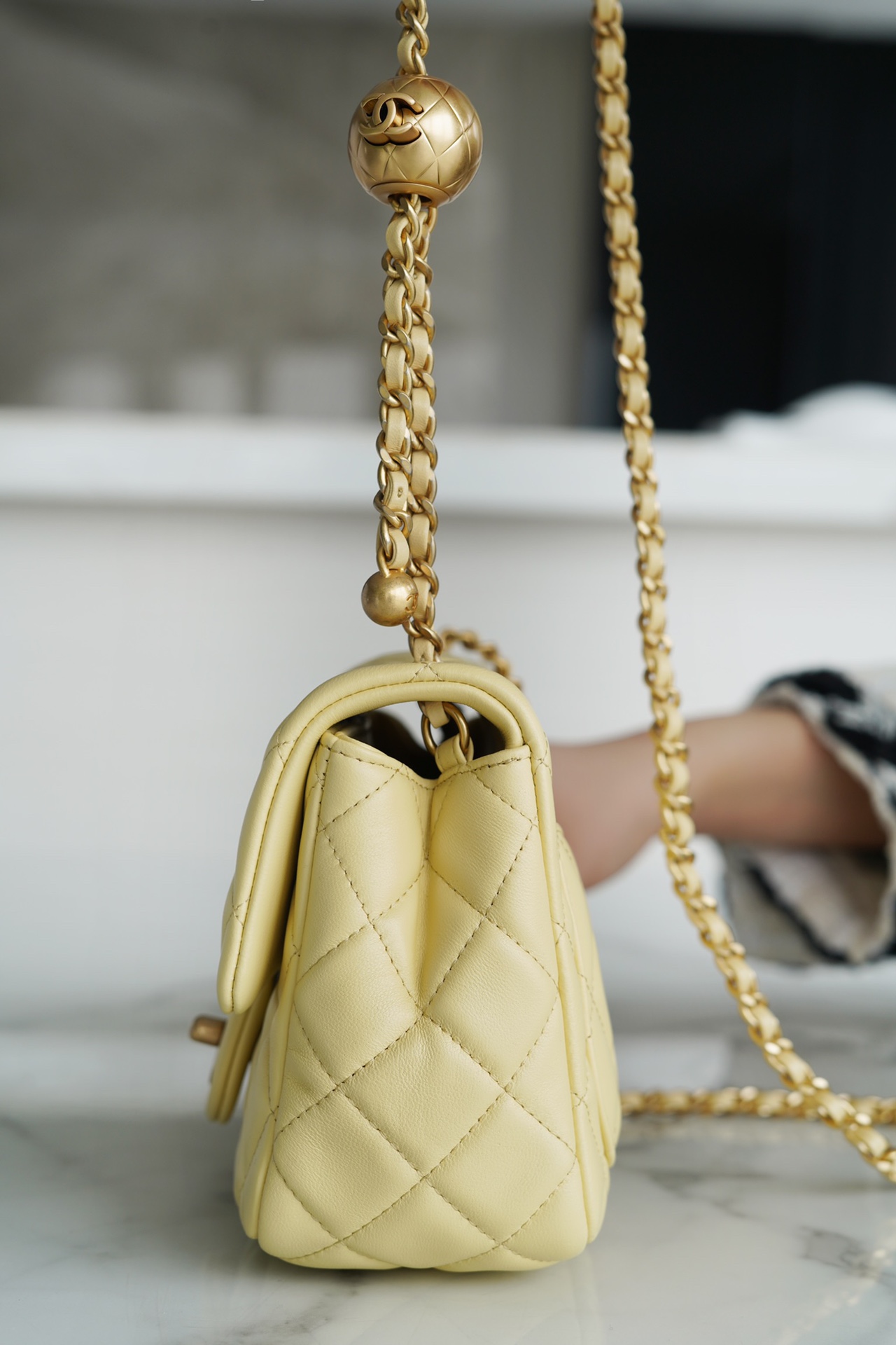 샤넬 쁘띠삭 골드볼 플랩백 뉴미니 옐로우