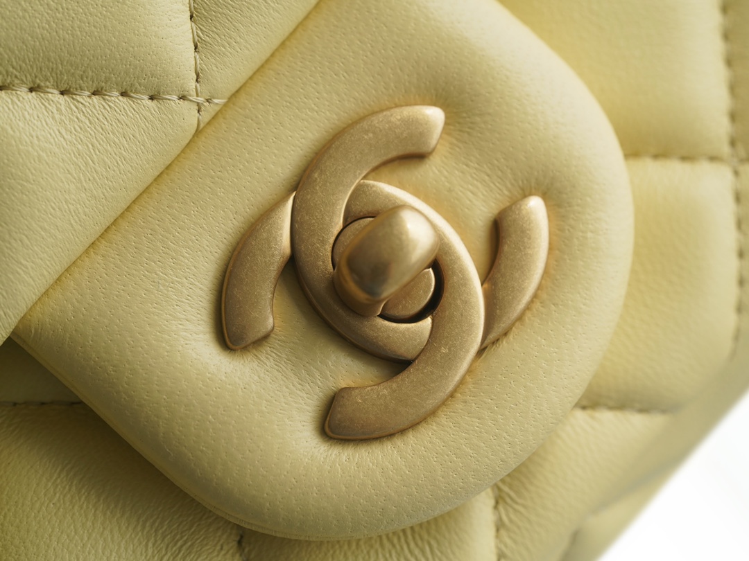 샤넬 쁘띠삭 골드볼 플랩백 뉴미니 옐로우