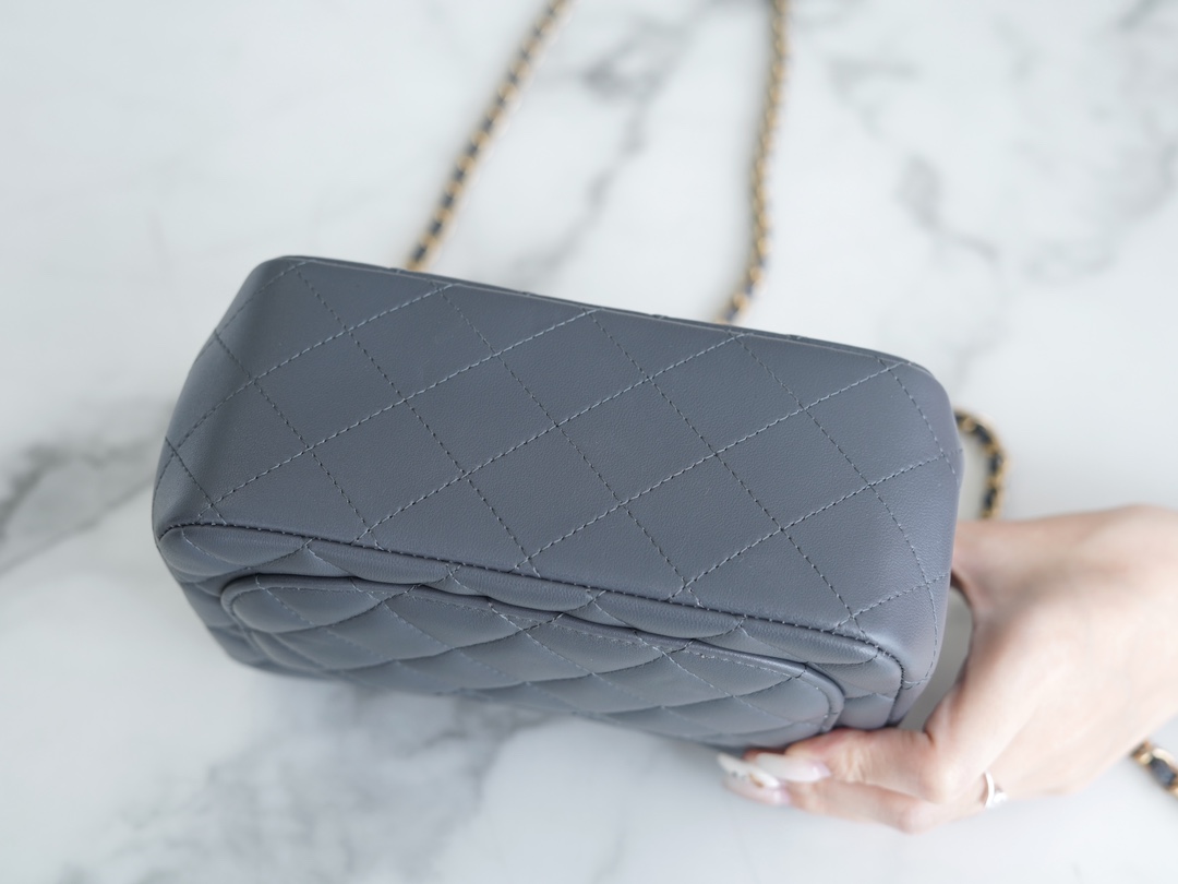 샤넬 쁘띠삭 골드볼 플랩백 뉴미니 다크그레이