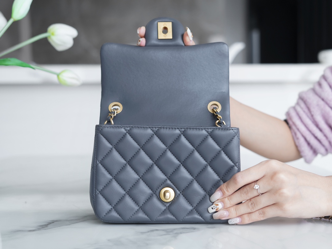 샤넬 쁘띠삭 골드볼 플랩백 뉴미니 다크그레이