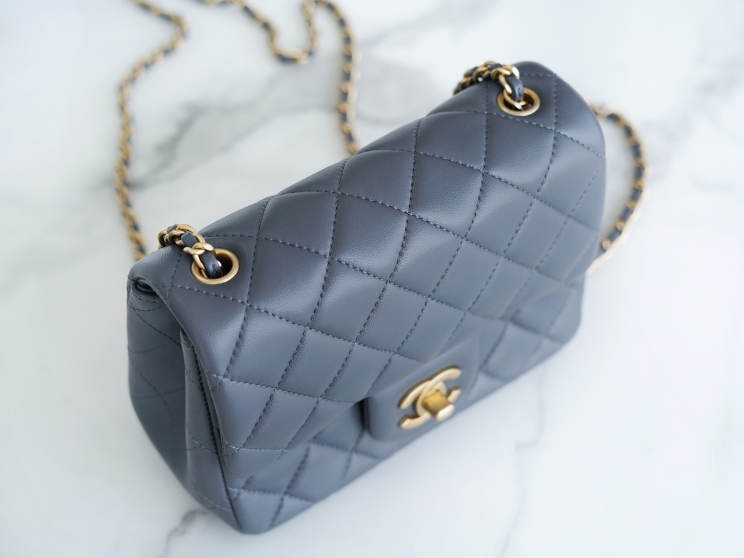 샤넬 쁘띠삭 골드볼 플랩백 뉴미니 다크그레이