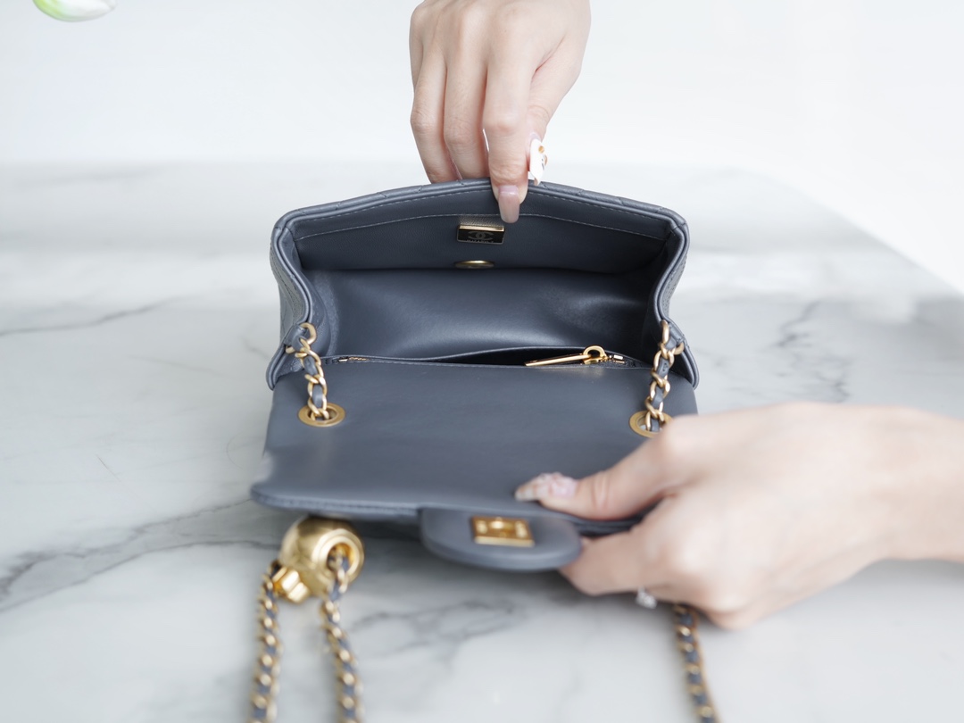 샤넬 쁘띠삭 골드볼 플랩백 뉴미니 다크그레이