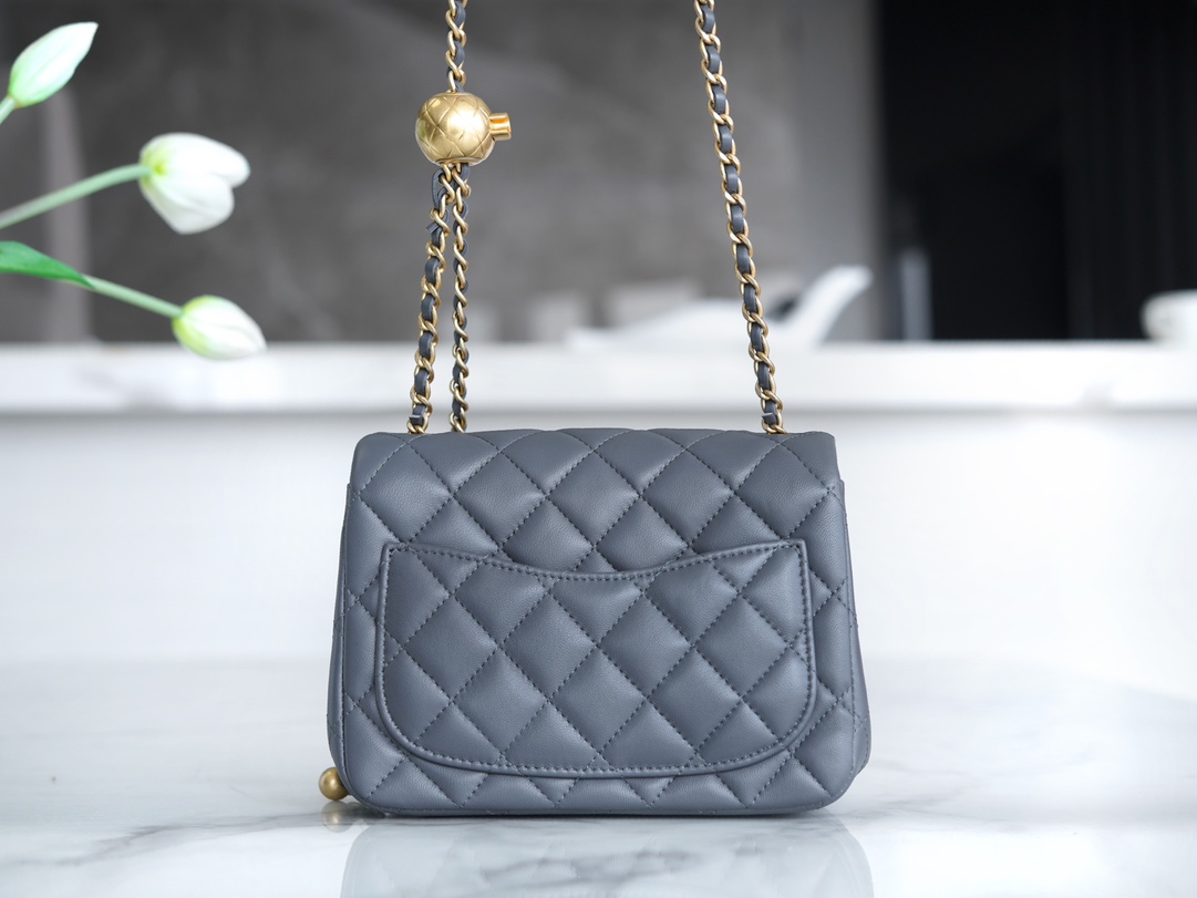 샤넬 쁘띠삭 골드볼 플랩백 뉴미니 다크그레이