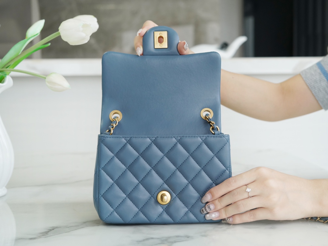 샤넬 쁘띠삭 골드볼 플랩백 뉴미니 블루