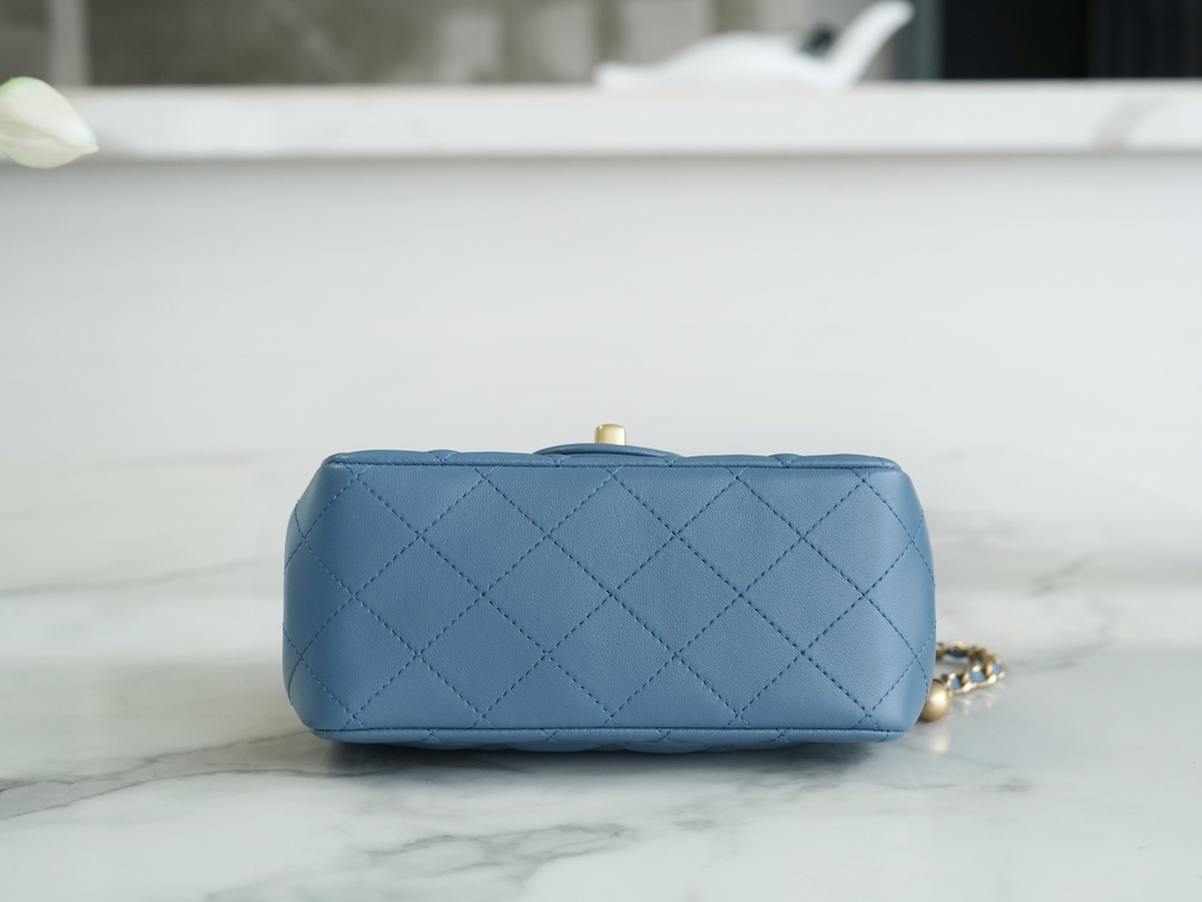 샤넬 쁘띠삭 골드볼 플랩백 뉴미니 블루