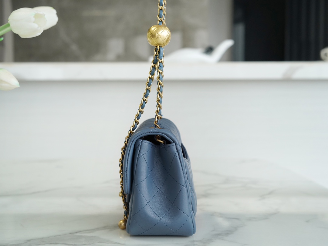 샤넬 쁘띠삭 골드볼 플랩백 뉴미니 블루