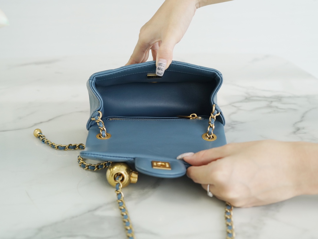 샤넬 쁘띠삭 골드볼 플랩백 뉴미니 블루