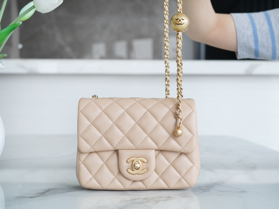 샤넬 쁘띠삭 골드볼 플랩백 뉴미니 핑크베이지