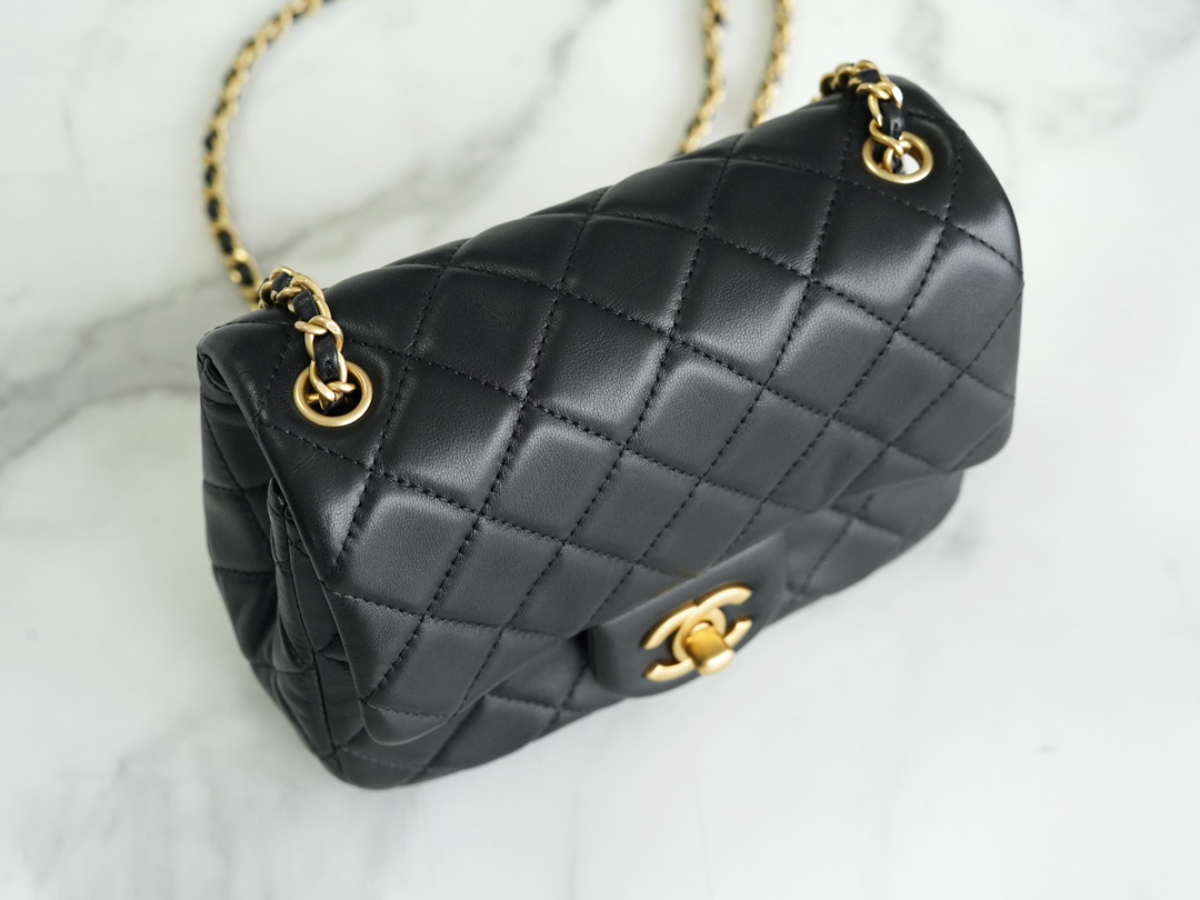 샤넬 뉴미니 골드볼 플랩백 블랙