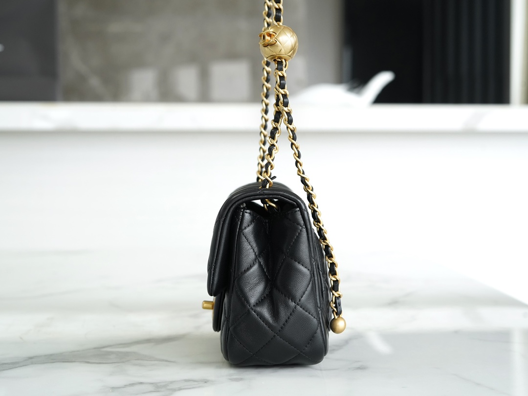 샤넬 뉴미니 골드볼 플랩백 블랙
