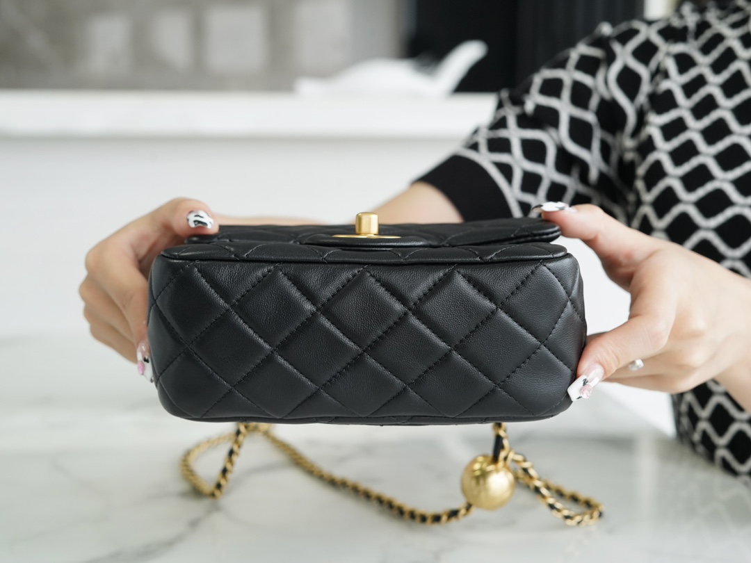 샤넬 뉴미니 골드볼 플랩백 블랙