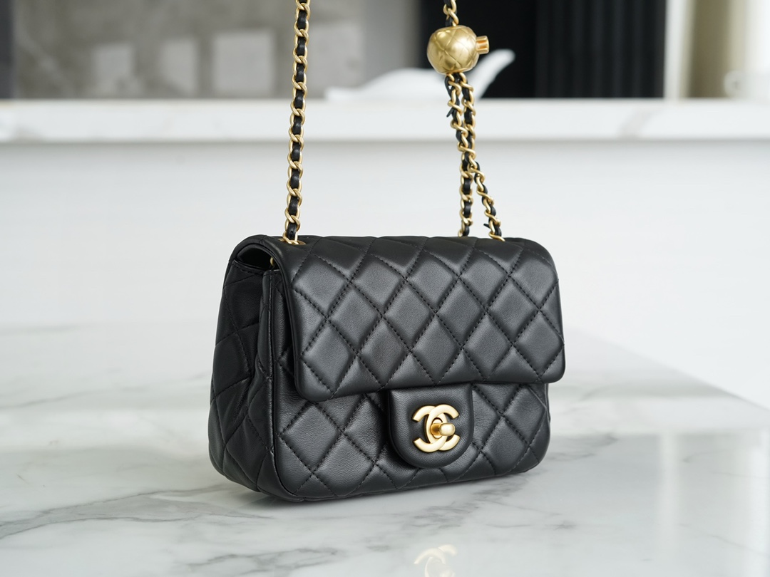 샤넬 뉴미니 골드볼 플랩백 블랙
