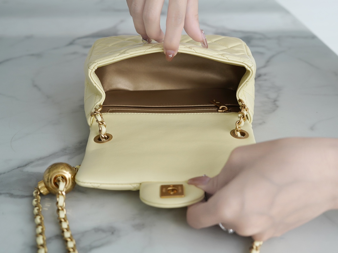 샤넬 뉴미니 골드볼 플랩백 옐로우