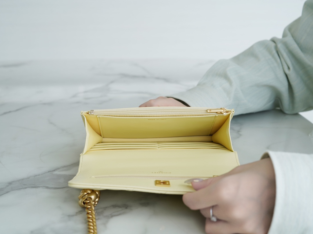 샤넬 WOC 까멜리아 옐로우