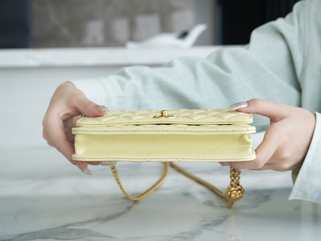 샤넬 WOC 까멜리아 옐로우