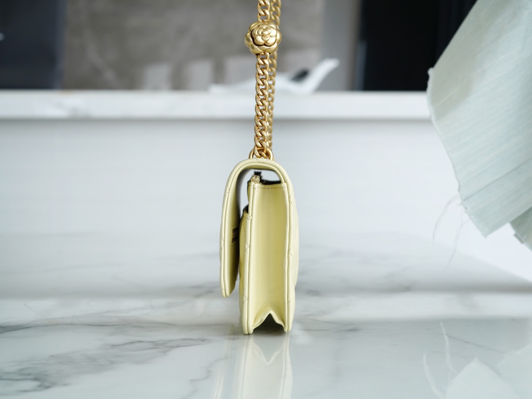 샤넬 WOC 까멜리아 옐로우