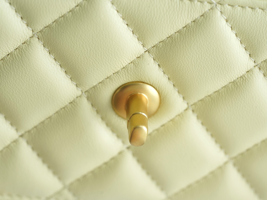 샤넬 WOC 까멜리아 옐로우