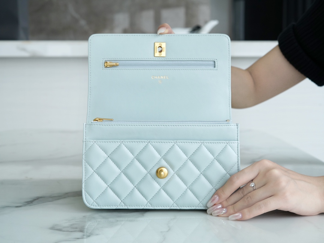 샤넬 WOC 까멜리아 라이트블루