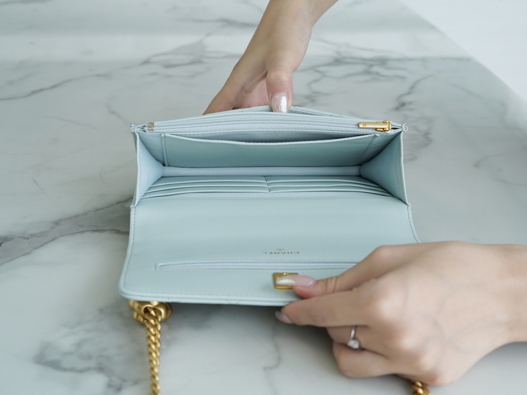 샤넬 WOC 까멜리아 라이트블루