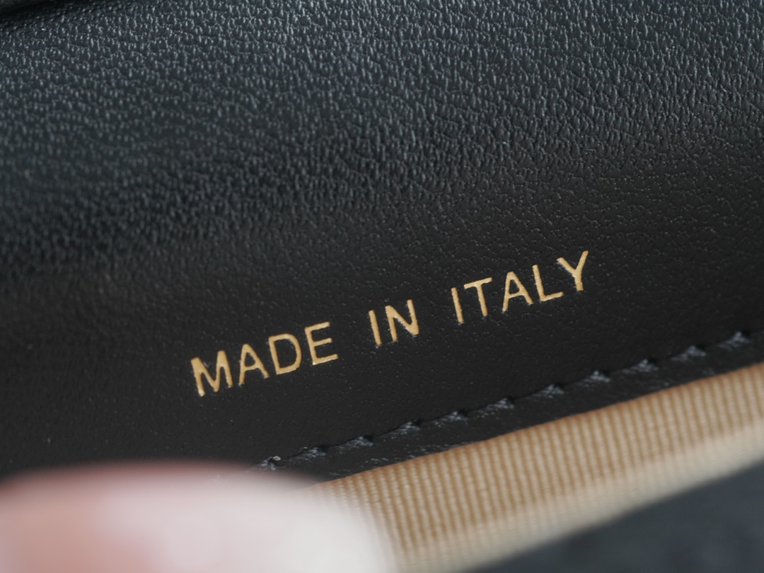 샤넬 WOC 골드볼 퀄팅 체인 미니백