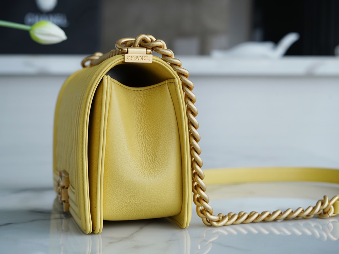 샤넬 보이백 미듐 옐로우 금장 캐비어