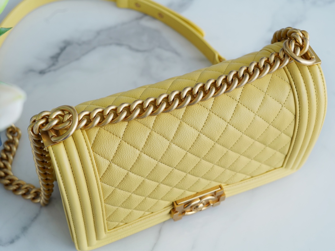 샤넬 보이백 미듐 옐로우 금장 캐비어