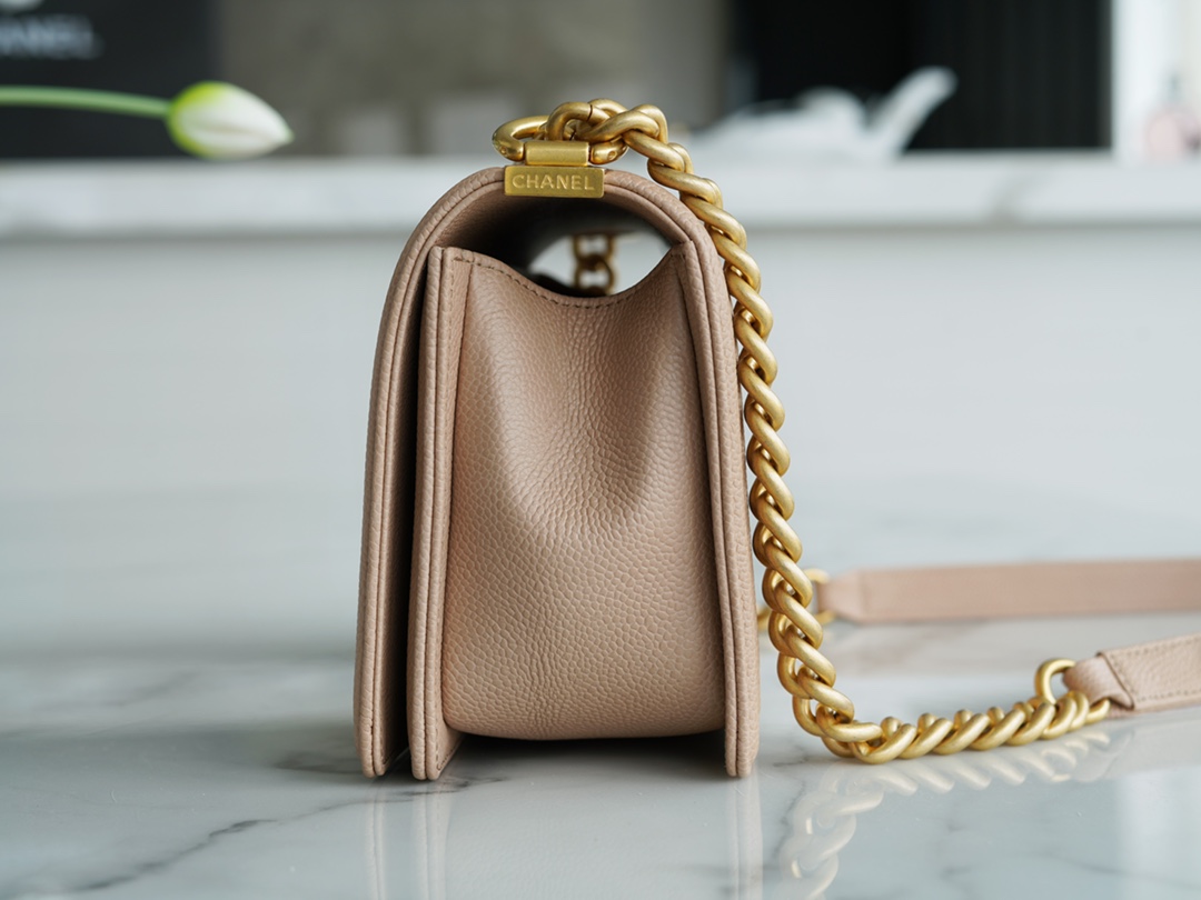 샤넬 보이백 미듐 베이지 금장 캐비어