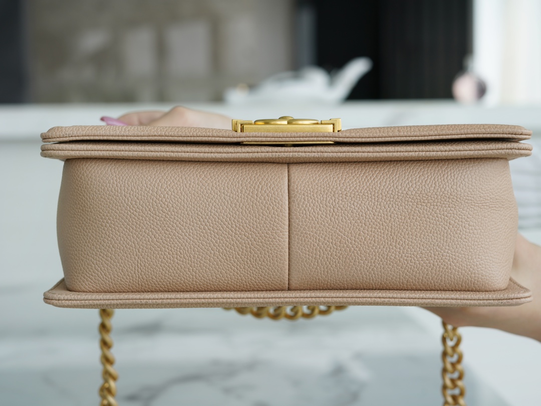 샤넬 보이백 미듐 베이지 금장 캐비어