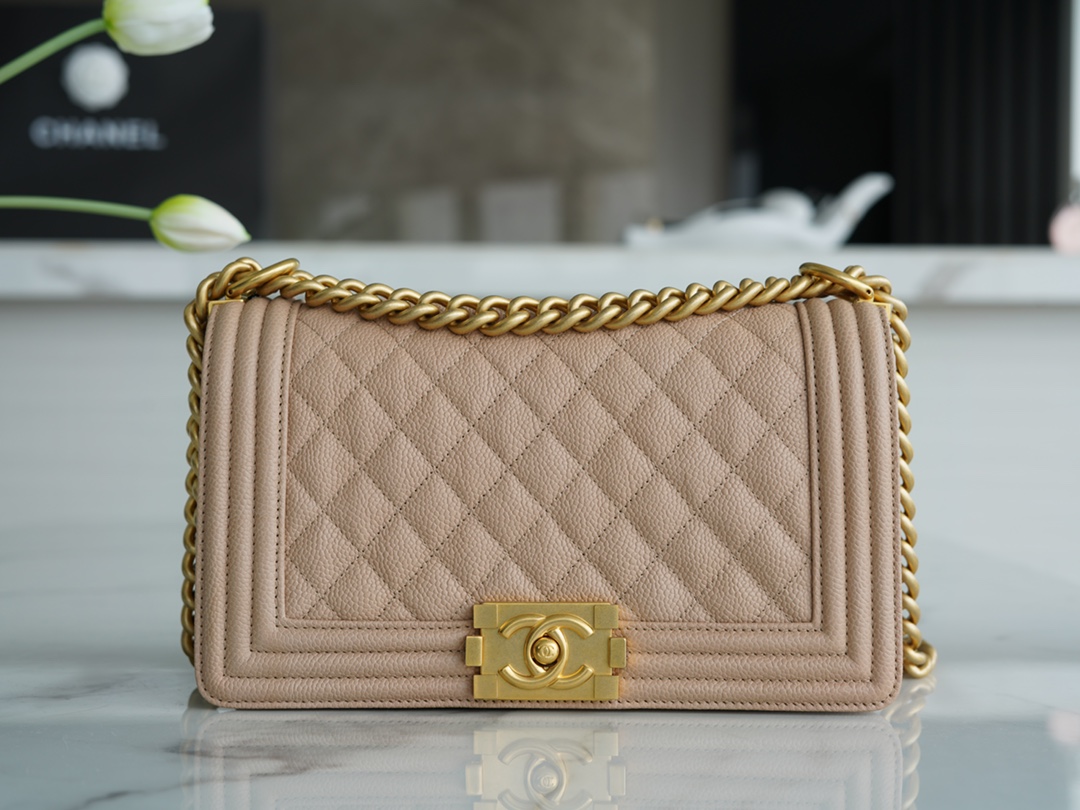 샤넬 보이백 미듐 베이지 금장 캐비어