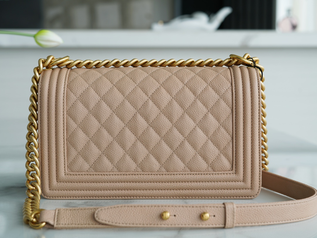 샤넬 보이백 미듐 베이지 금장 캐비어