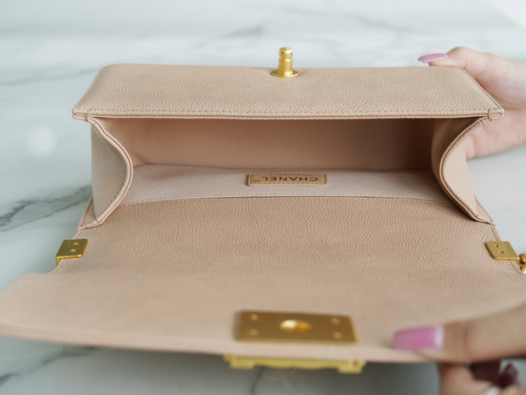 샤넬 보이백 미듐 베이지 금장 캐비어