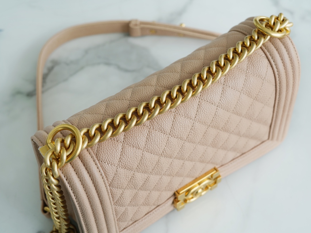 샤넬 보이백 미듐 베이지 금장 캐비어