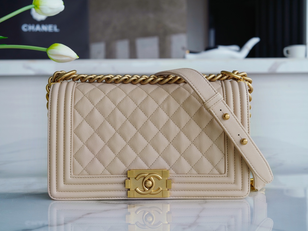 샤넬 보이백 미듐 라이트베이지 금장 캐비어