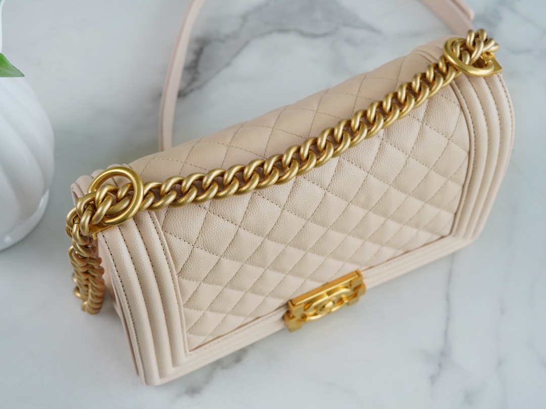 샤넬 보이백 미듐 라이트베이지 금장 캐비어
