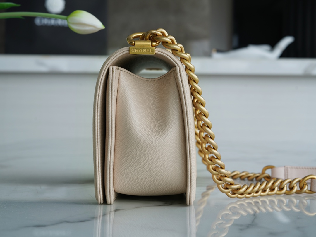 샤넬 보이백 미듐 라이트베이지 금장 캐비어