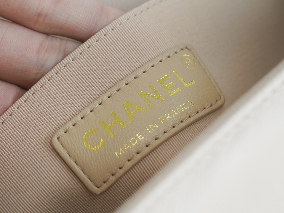 샤넬 보이백 미듐 라이트베이지 금장 캐비어