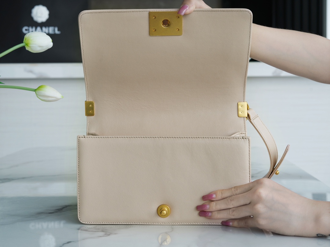 샤넬 보이백 미듐 라이트베이지 금장 캐비어