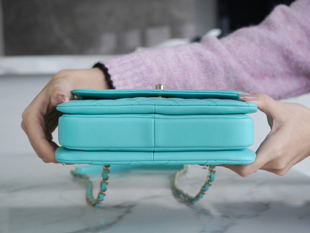 샤넬 트렌디 CC 티파니블루 미니 램스킨