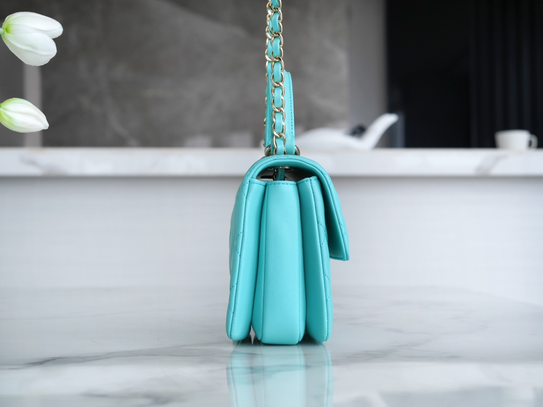 샤넬 트렌디 CC 티파니블루 미니 램스킨