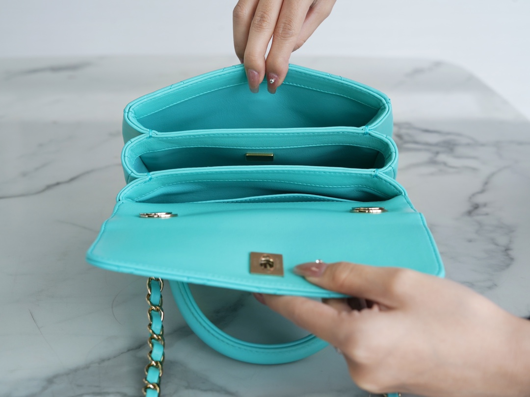 샤넬 트렌디 CC 티파니블루 미니 램스킨