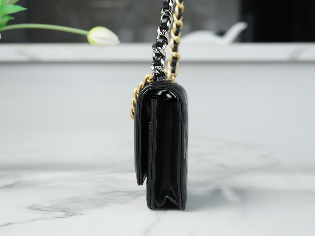 샤넬 19 WOC 턴락 램스킨 블랙 금장