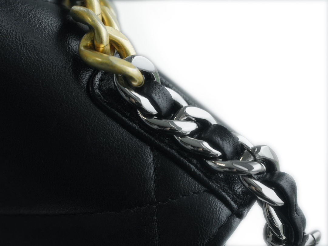 샤넬 19 WOC 턴락 램스킨 블랙 금장