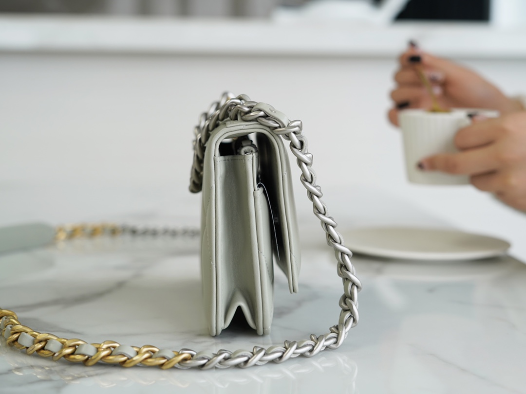 샤넬 19 WOC 턴락 램스킨 라이트그레이 은장